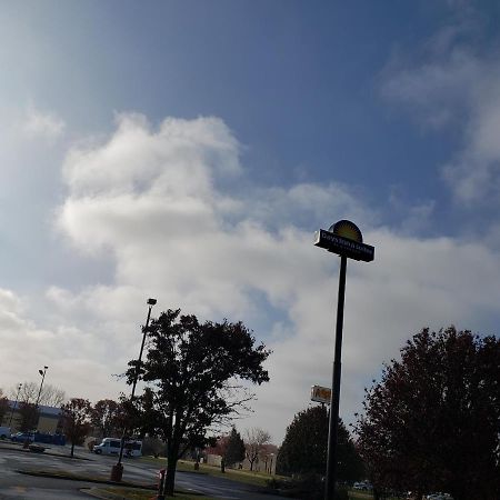 Days Inn & Suites By Wyndham Меррилвилл Экстерьер фото