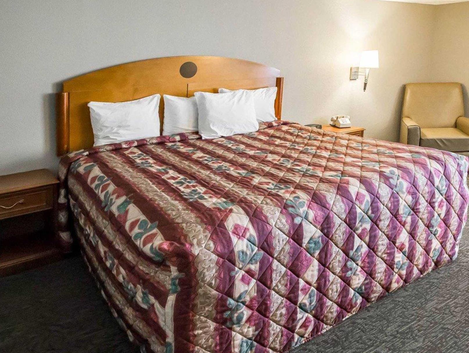 Days Inn & Suites By Wyndham Меррилвилл Экстерьер фото