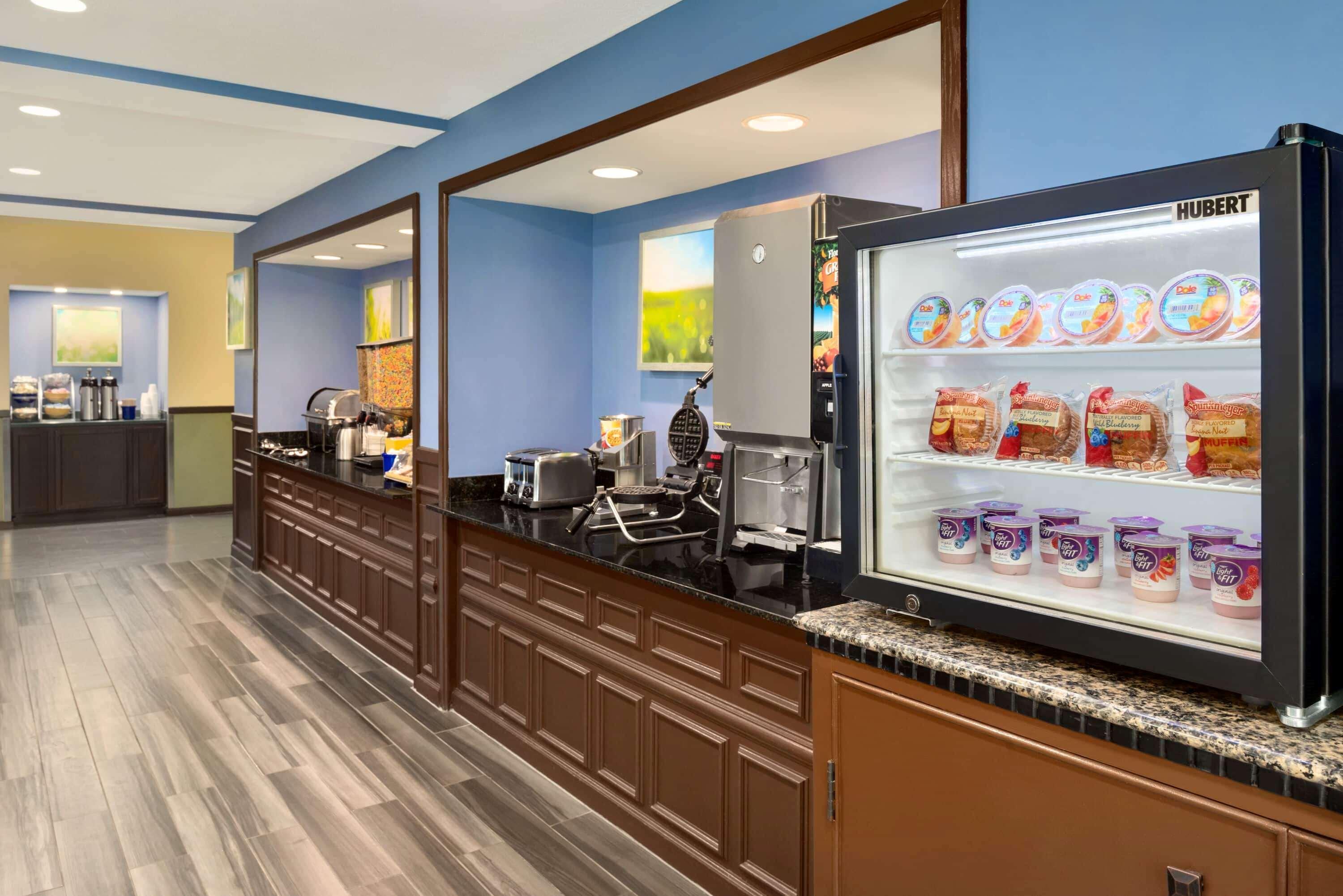 Days Inn & Suites By Wyndham Меррилвилл Экстерьер фото