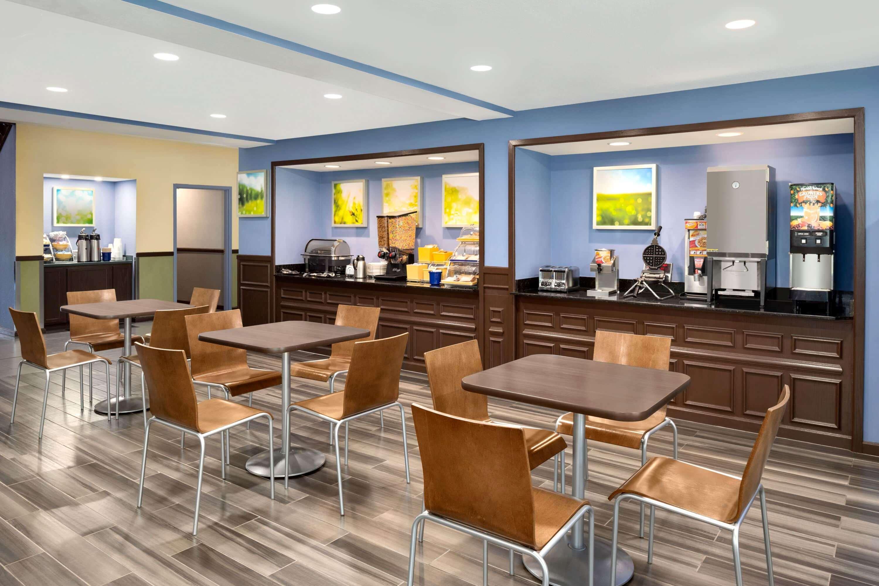 Days Inn & Suites By Wyndham Меррилвилл Экстерьер фото