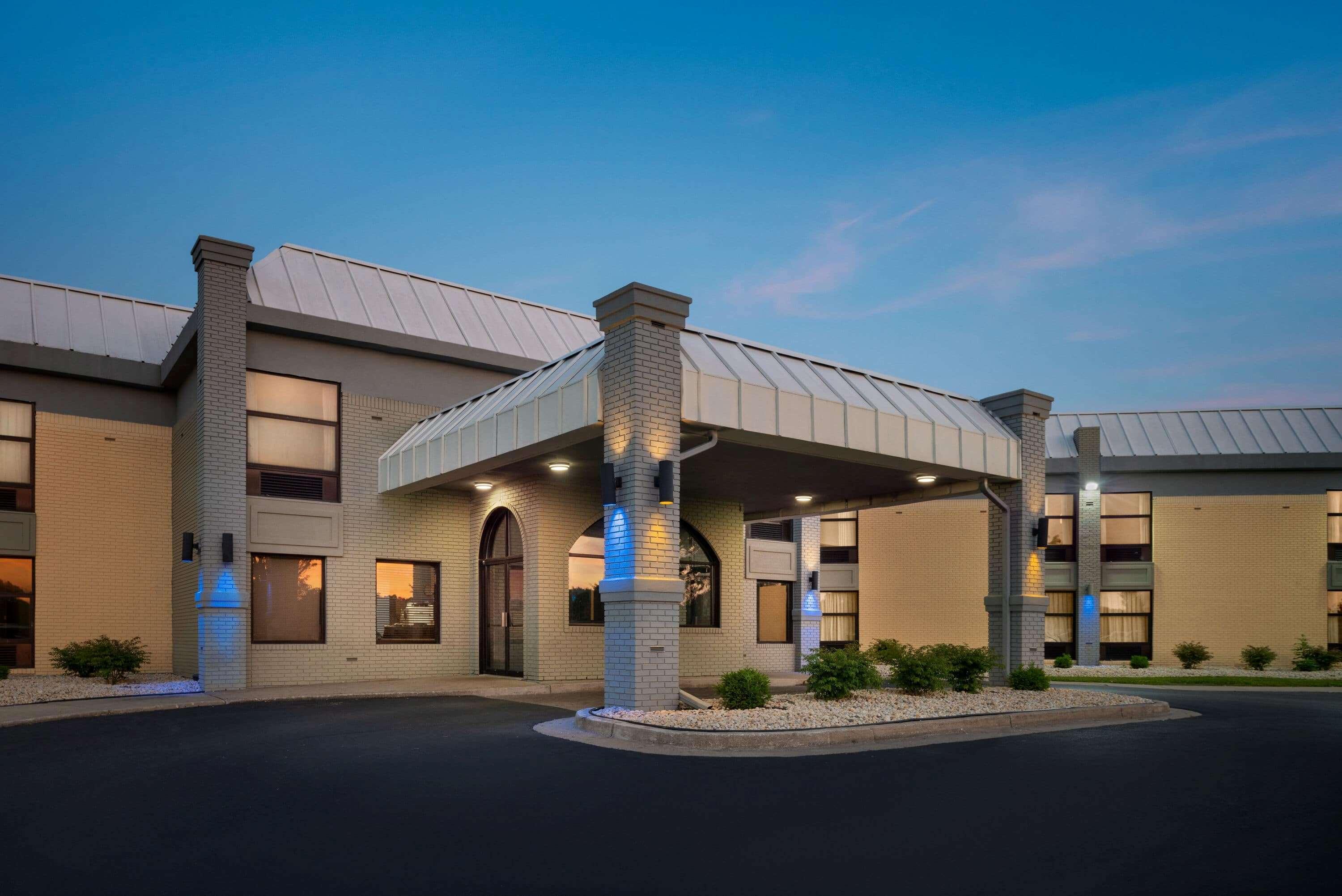 Days Inn & Suites By Wyndham Меррилвилл Экстерьер фото