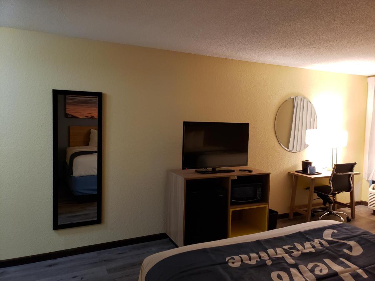 Days Inn & Suites By Wyndham Меррилвилл Экстерьер фото