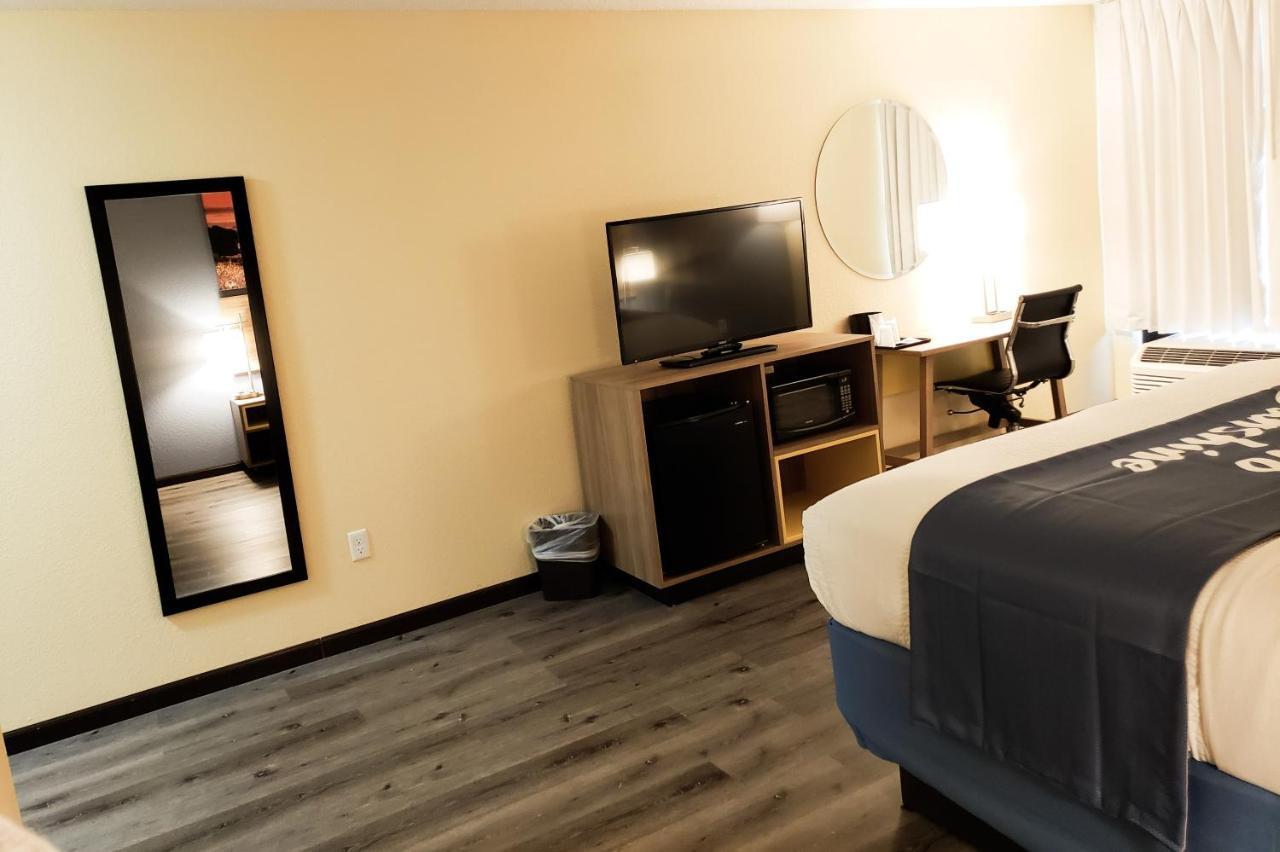Days Inn & Suites By Wyndham Меррилвилл Экстерьер фото