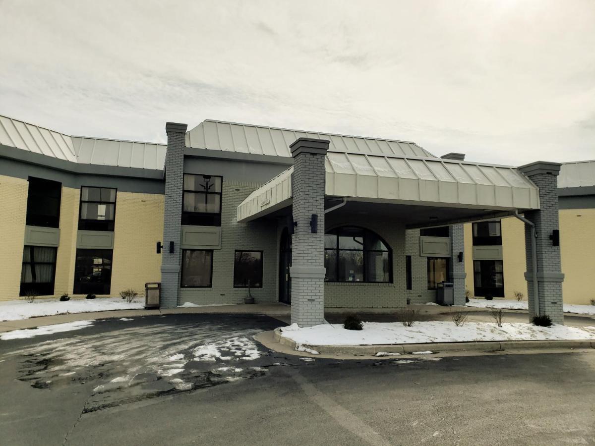 Days Inn & Suites By Wyndham Меррилвилл Экстерьер фото